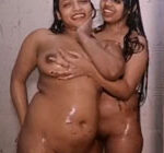 imagen Dos primas latinas manoseando sus coños en la ducha